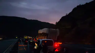 Sivas'ta Sağanak Sonrası Heyelan: Kara Yolunda 10 Kilometrelik Araç Kuyruğu