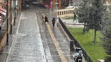 Sivas'ta Hava Durumu Sürprizi: Yoğun Sıcağın Ardından Sağanak Yağış Bastırdı