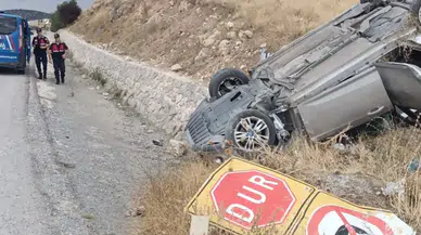 Afyonkarahisar Bayat’ta Trafik Kazası: Refüje Devrilen Otomobilde 2 Yaralı