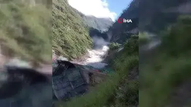 Nepal'de Ani Sel Dehşeti: 8 Can Kaybı, 13 Polis Memuru Kayıp