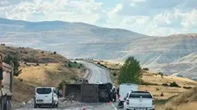 Sivas Divriği’de Kamyon Kazası: Sürücü Araçta Sıkıştı