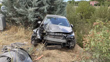 ELAZIĞ’DA OTOMOBİL AĞACA ÇARPTI: 4 KİŞİ YARALANDI