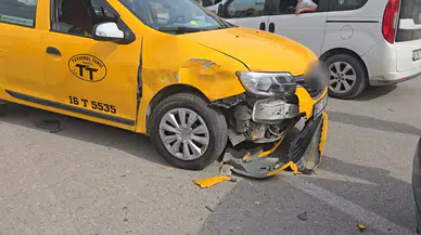 Bursa’da Ticari Taksi ile Otomobil Kazasında 2 Kişi Yaralandı