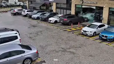 Çekmeköy’de Cip Önce Otomobile Çarptı Sonra Kafeye Girdi
