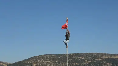 Ravanda Kalesi'nde Bayrağı Düzelten Gence Vali Ömer Kalaylı'dan Ödül