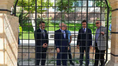 Vali Şimşek’ten Kadı Burhaneddin Ahmed’in Türbesine Ziyaret