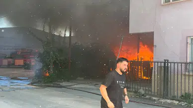 Antalya'da Korkutan Yangın! Ev ve Depo Alevlere Teslim Oldu