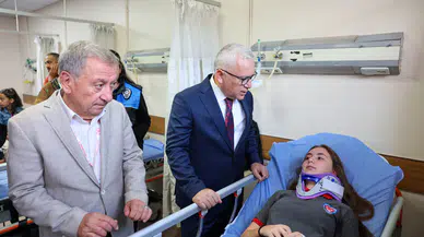 Sivas’ta Öğrencileri Korkutan Kaza: Vali Şimşek Hastaneye Gitti