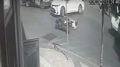 Aydın'da Otomobil İle Motosiklet Çarpıştı! Kaza Anı Güvenlik Kamerasına Yansıdı