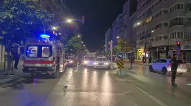 İnönü Bulvarı'nda Korkutan Kaza! İki Otomobil Kırmızı Işıkta Çarpıştı