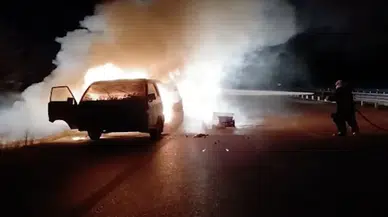 Gece Saatlerinde Korkutan Olay! Minibüsü Alevler Sardı