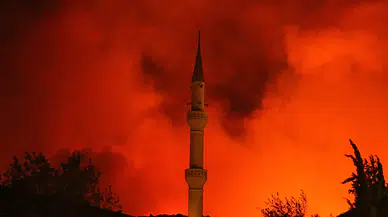 Aksu’da Orman Yangını: Alevler Geceyi Kızıl Renge Bürüdü