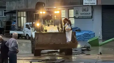 Sakarya Karasu'da Şiddetli Sel: Ulaşım Kepçelerle Sağlanıyor