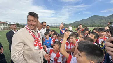 Mesut Özil’den Genç Futbolcu Adaylarına Akademi Müjdesi