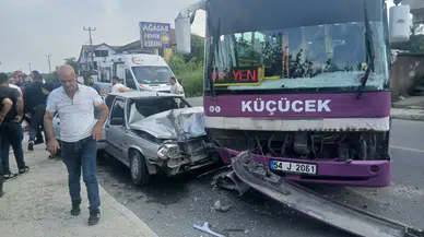 Sakarya Akyazı'da Otobüs İle Otomobil Çarpıştı: 6 Kişi Yaralandı