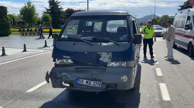 Samsun'da Şiddetli Çarpışma! Araç İçinde Sıkışan Sürücüyü Ekipler Kurtardı
