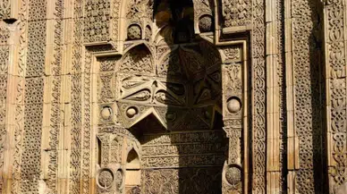 Divriği Ulu Cami’de Hayran Bırakan Görüntü! Namaz Kılan İnsan Silüeti İçin Akın Ediyorlar