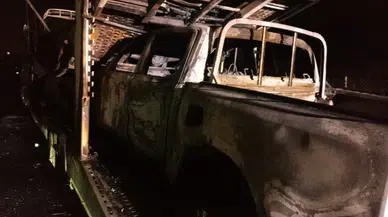 Sıfır araç taşıyan tırda yangın! 4 pikap kullanılamaz hale geldi