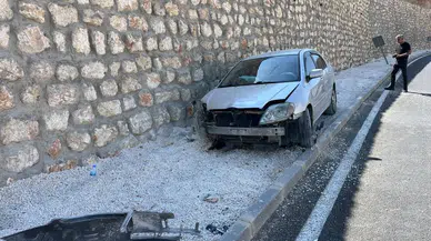 Adıyaman Besni’de Otomobil İstinat Duvarına Çarptı: 1 Yaralı!