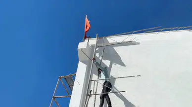 Ters Dönen Bayrağı Görünce 10 Metre Yükseğe Çıktı!