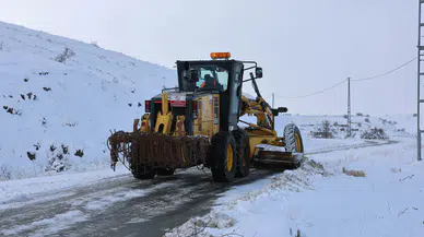 Sivas’ta Beyaz Alarm: 493 Yerleşim Yerinin Yolu Kapandı!