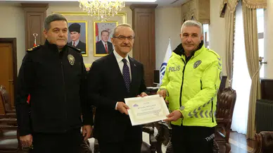 Üşüyen Çocuğa Çorabını Veren Polise Vali'den Başarı Belgesi