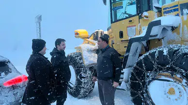 Koyulhisar’da Kar Mesaisi: Kaymakam Kukuş Çalışmaları Yerinde İnceledi
