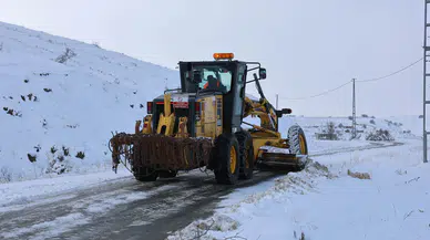 Sivas'ta Ulaşım Felç: 637 Yerleşim Yerinin Yolu Kapandı!