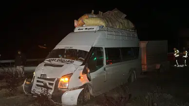 Sivas'ta Mevsimlik İşçileri Taşıyan Minibüsle Otomobil Çarpıştı