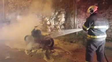 Hatay'da Motosiklet Alevlere Teslim Oldu! Geriye Demir Yığını Kaldı