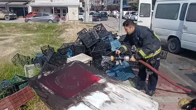 Antalya'da Kamyonet Alev Alev Yandı! İtfaiyecinin Hareketi Duygulandırdı