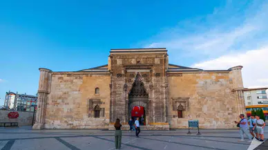 Sivas Buruciye Medresesi: Selçuklu Döneminden Günümüze