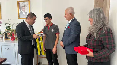 Yere Düşen Bayrağı Öpüp Başına Koyan Gence Anlamlı Ödül