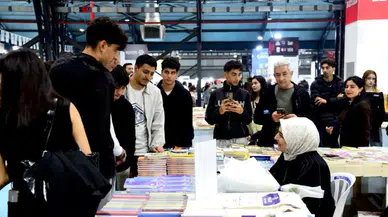 Malatya Kitap Fuarı'nda İzdiham Gibi İlgi! Uzun Kuyruklar Oluştu
