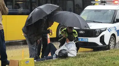 Yağmurda Düşen Motosikletliye Polisin Şemsiyesi Siper Oldu