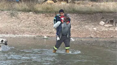 Sivas’ta Oğlunu Sırtında Irmaktan Geçiren Babaya Rukiye Toy’dan Destek