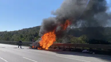 Samsun'da Seyir Halindeki Otomobil Alev Aldı! 4 Kişi Son Anda Kurtuldu