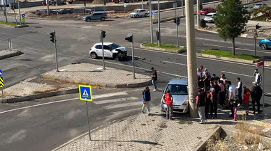 İki Araç Birbirine Girdi! Diyarbakır’da 3 Kişi Yaralandı