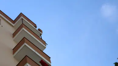 Adana’da Apartmana Yıldırım Düştü: 2 Araç Hasar Gördü