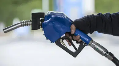 Peş peşe indirimler sonrası akaryakıt ucuzladı! Motorin ve benzinde litre fiyatı kaç lira oldu?
