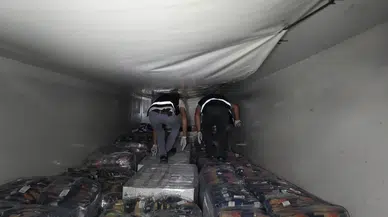 Kocaeli'de Tırdan Kaçak Ürün Fışkırdı! 96 Bin 500 Paket Ele Geçirildi