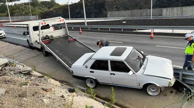 Alanya Kestel'de Trafik Kazası: Otomobil Bariyerlere Çarptı