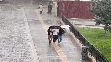 Sivas’ta Aniden Bastırdı! Sağanak Yağış Yolları Göle Çevirdi