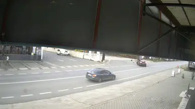 Otomobil Dönüş Yaparken Motosikletle Çarpıştı! O Anlar Kamerada