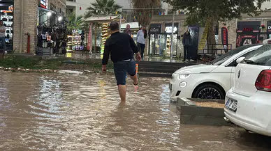 Adıyaman'da Sağanak Felaketi: Yollar Göle Döndü, Araçlar Çöktü
