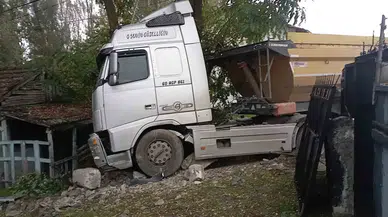 Tokat Sulusaray'da Tır Kazası: Bahçe Duvarında Hasar Oluştu