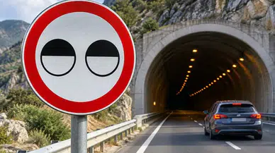 Kısık Göze Benzeyen Trafik Tabelası Şaşırttı: Gerçek Anlamı Başka!
