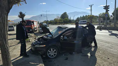 Van'da Korkutan Kaza! İki Araç Çarpıştı, 5 Kişi Hastanelik Oldu