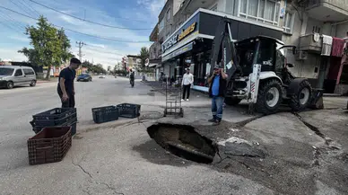 Yolun Ortasında Dev Çukur! Esnaf Çareyi Ekmek Kasalarında Buldu