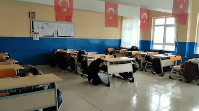 Okullarda Çök Kapan Tutun Hareketi: Sivas Afete Hazırlandı